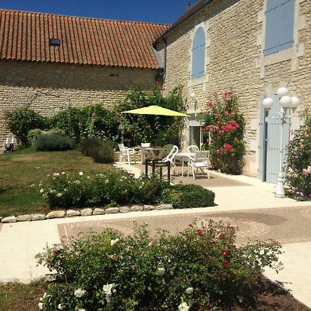 Les Clos Bleus Neuville-de-Poitou Bagian luar foto