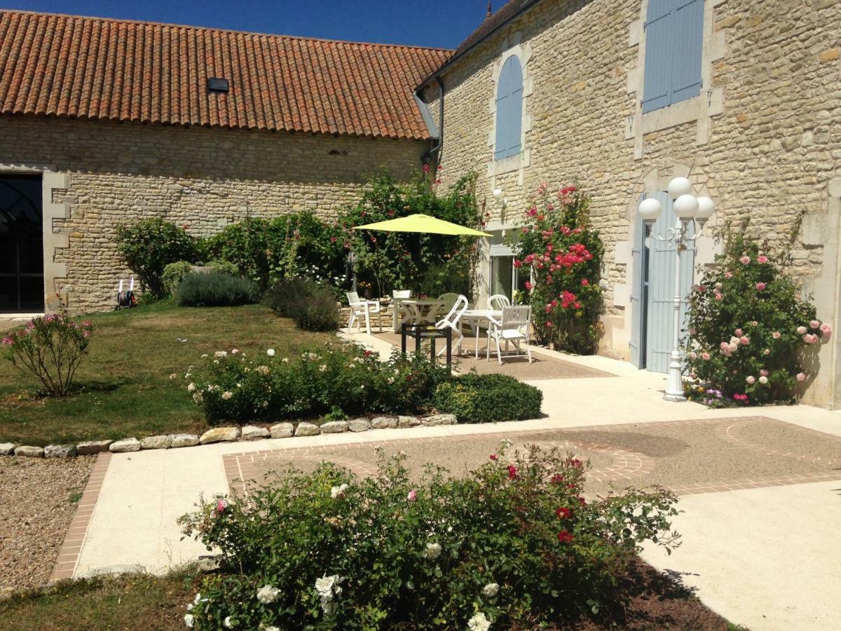 Les Clos Bleus Neuville-de-Poitou Bagian luar foto