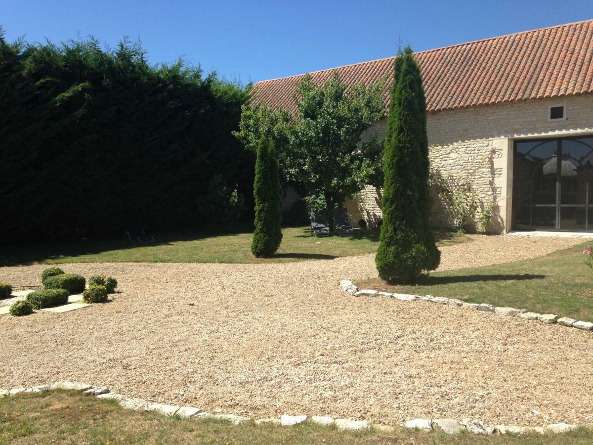 Les Clos Bleus Neuville-de-Poitou Bagian luar foto