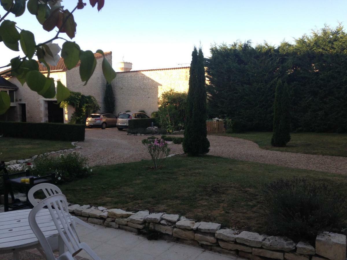 Les Clos Bleus Neuville-de-Poitou Bagian luar foto