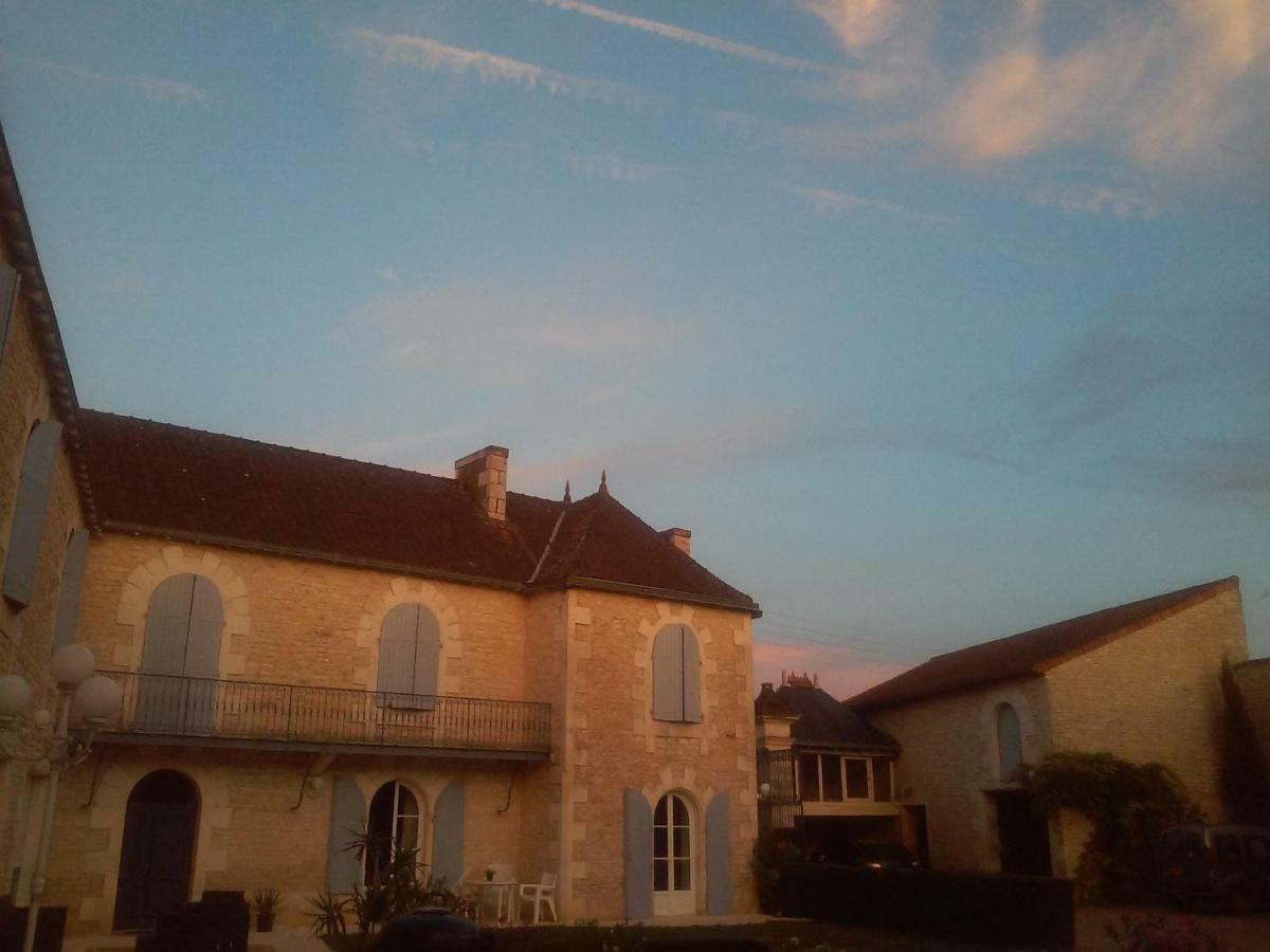 Les Clos Bleus Neuville-de-Poitou Bagian luar foto